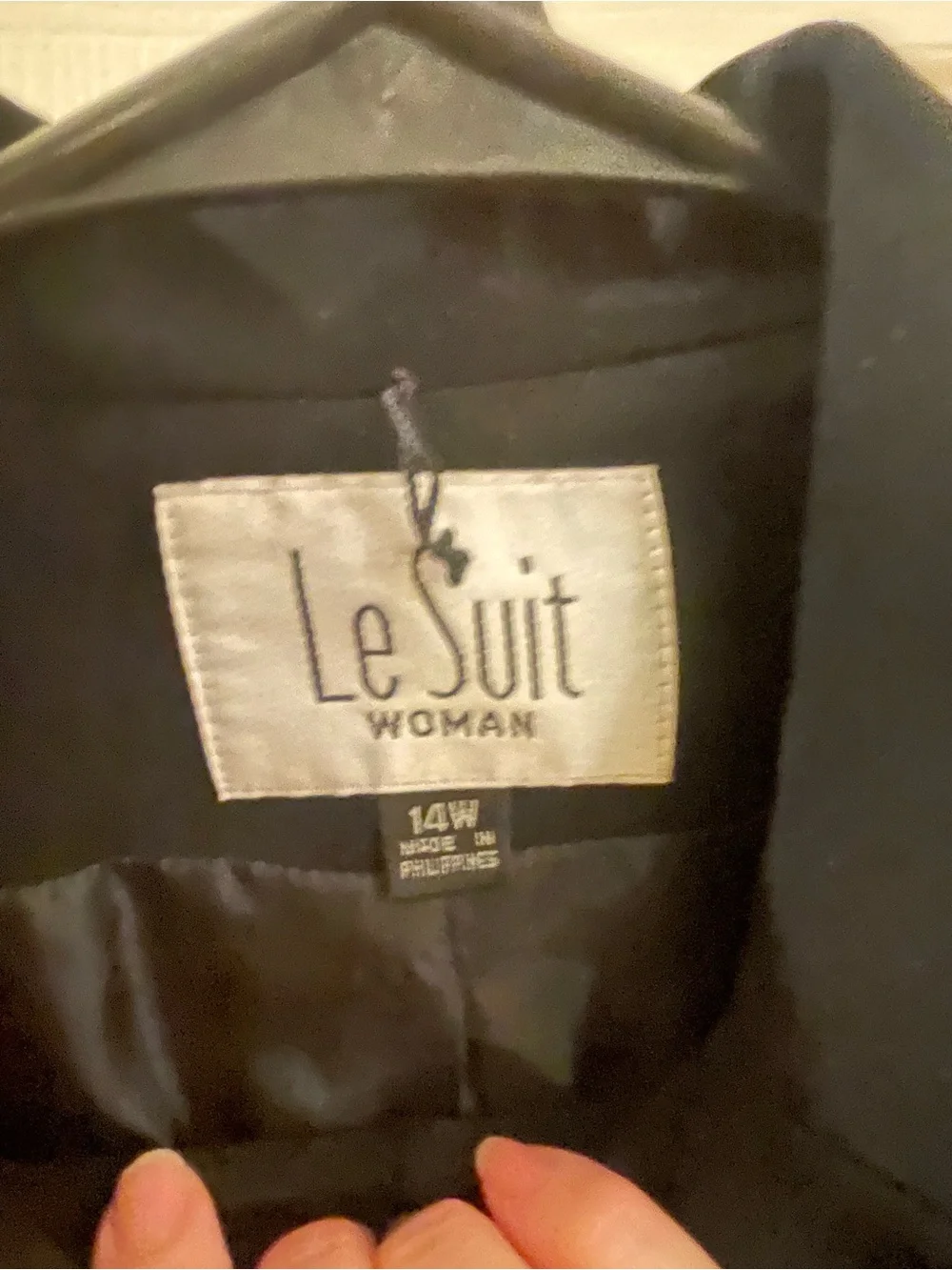 Le Suit Women’s Black Blazer with Red Stitching on Trim - Picture 3 of 3